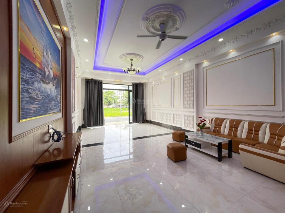 Modern 3-Story House with 4 Bedrooms