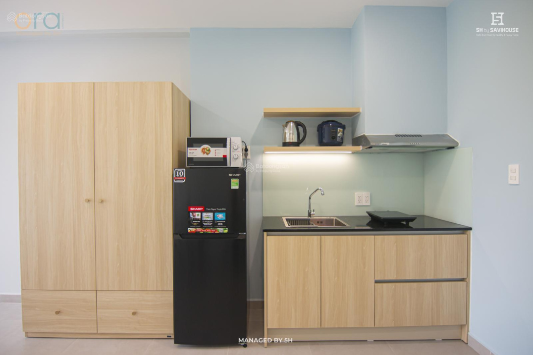 Modern Studio Apartment with Kitchen Near Mall