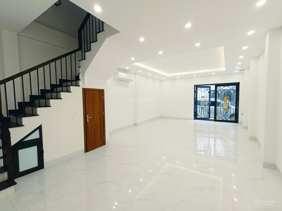 Modern 5-Floor Townhouse with 5m Frontage