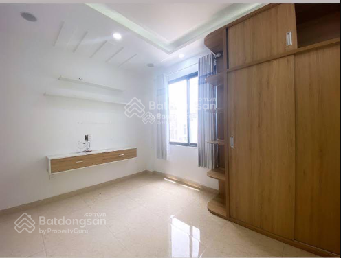 Furnished Room with Modern Bathroom and Built-in Storage
