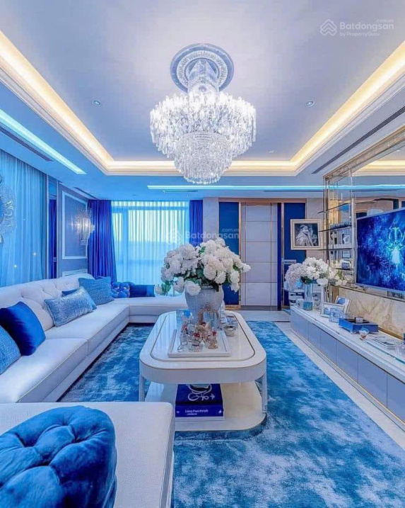 Luxurious Blue-Themed Emerald Apartment with Designer Interior