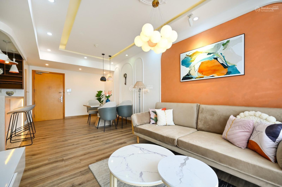 Modern 2-Bedroom Apartment with Designer Interior