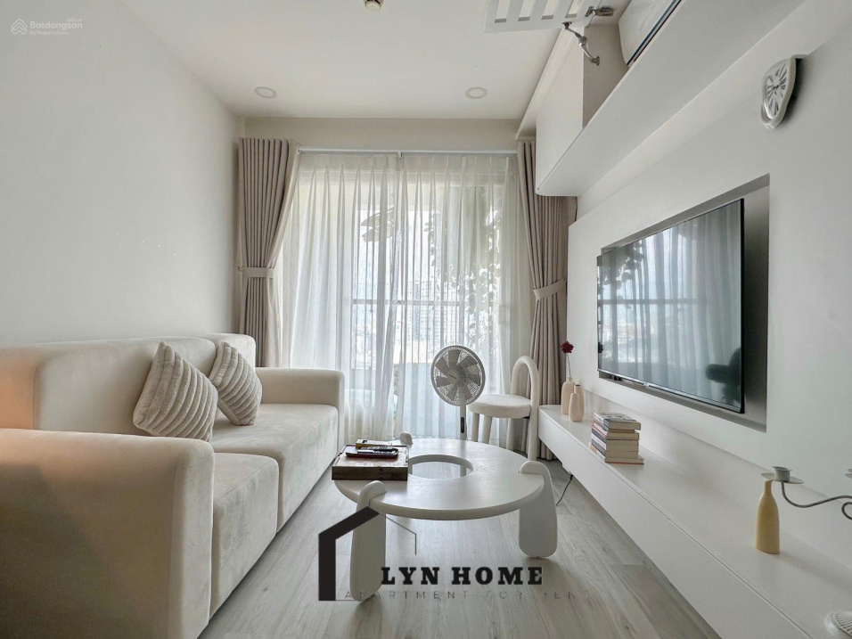 Modern 2BR Apartment with Pool and Gym