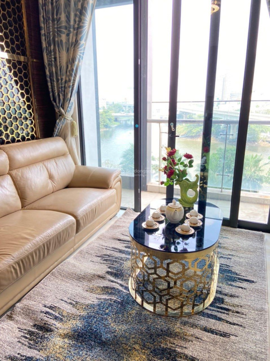 Luxurious 3-Bed Corner Apartment with City Views