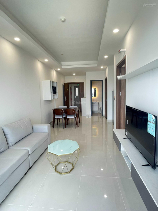 Modern 3-Bedroom Apartment with Riverside View