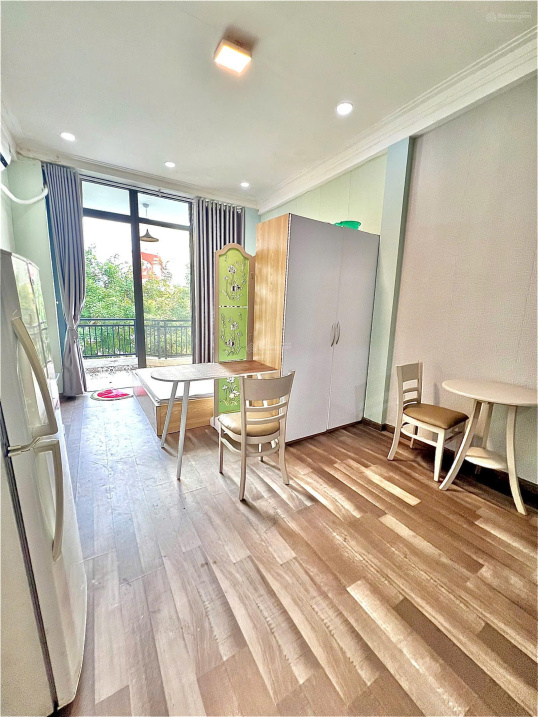 Modern Studio with Stylish Bathroom Near Market
