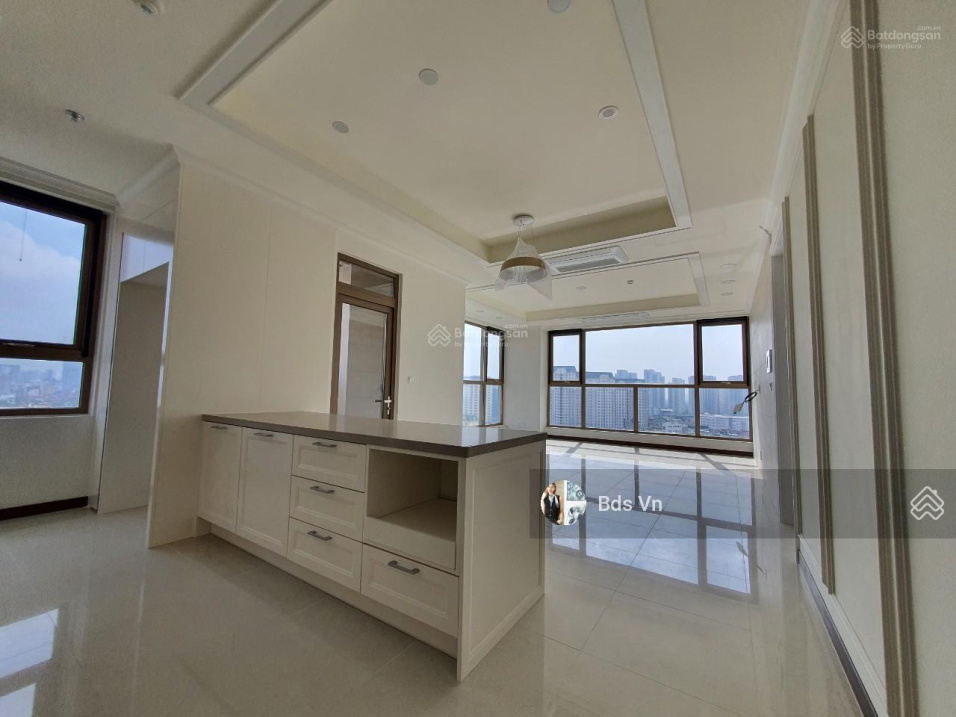 Spacious 300m² Apartment with City View