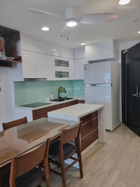 Modern 2-Bedroom High Floor Apartment with Balcony