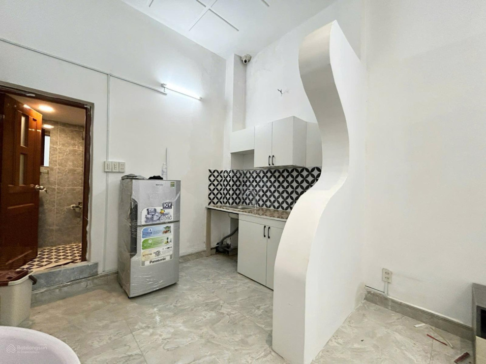 Modern Studio Near Airport with Kitchen