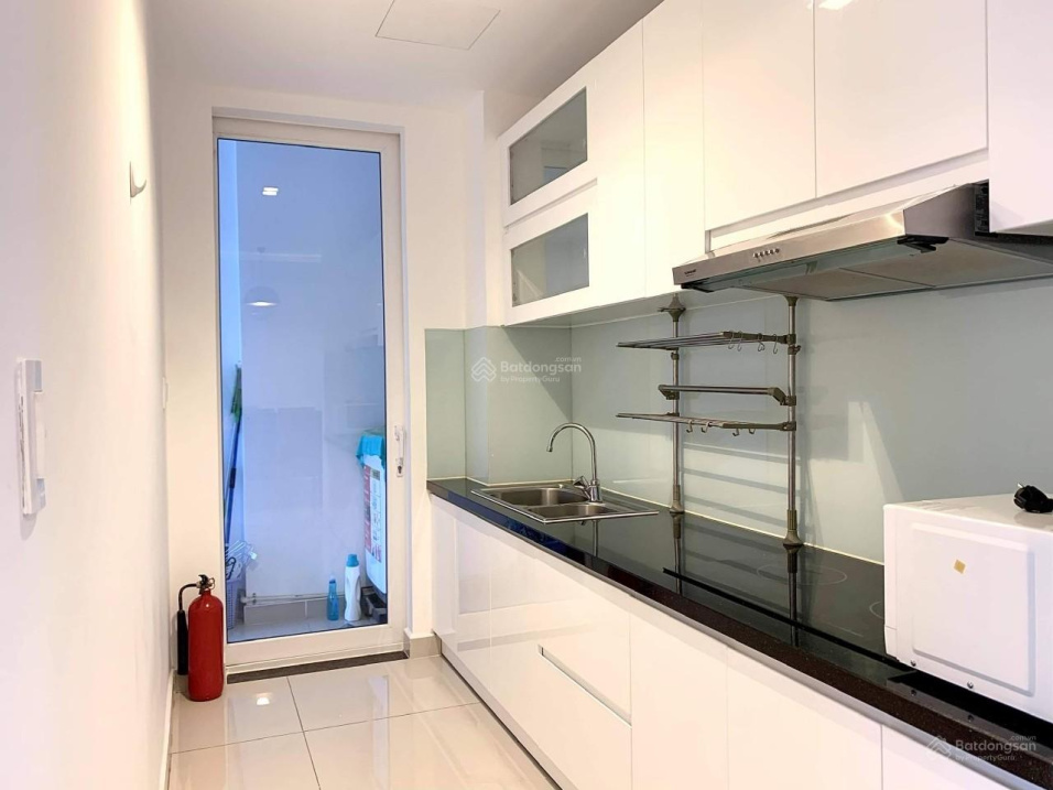 Modern 2-Bed Apartment Near Airport with Balcony