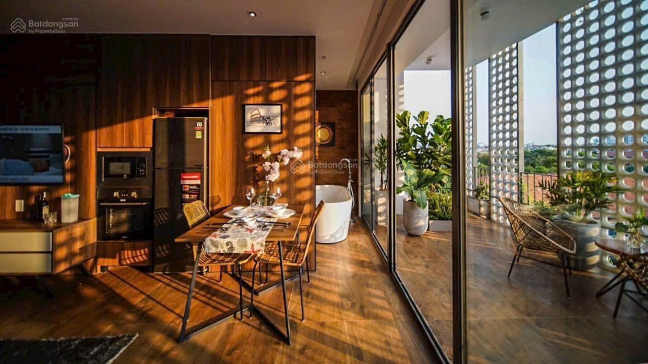 Modern Studio with City Views and Luxurious Bathroom