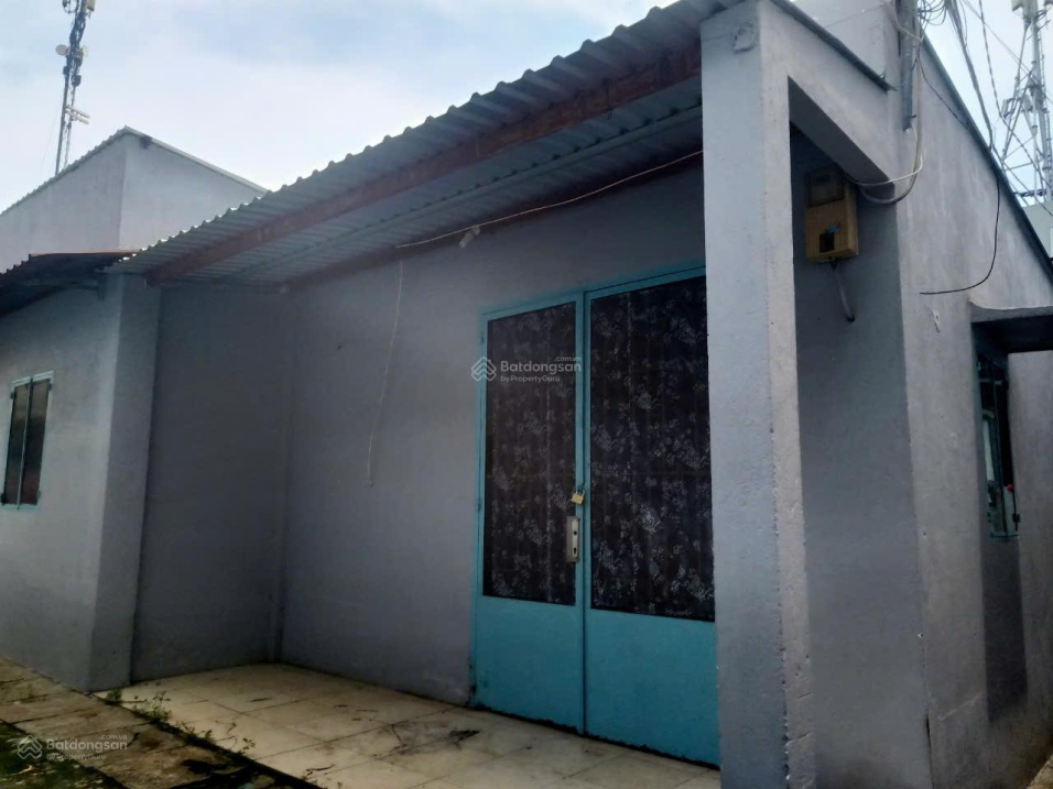 3-Bedroom House with Front and Back Yards