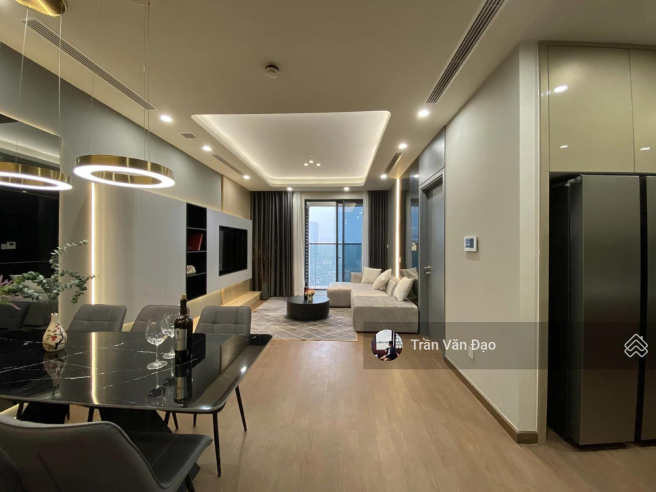 Modern 3-Bedroom Corner Apartment with Designer Interior