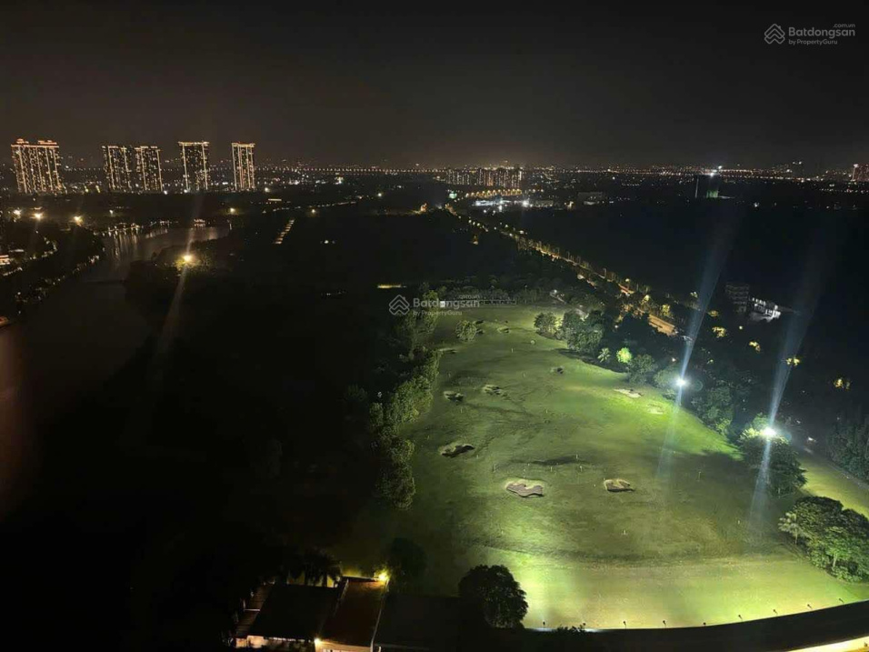 Modern 2-Bed Apartment with Golf Course View