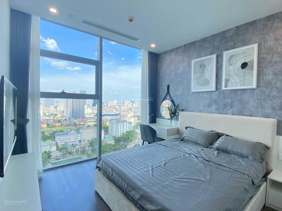 Luxurious 3-Bedroom Apartment with City Views