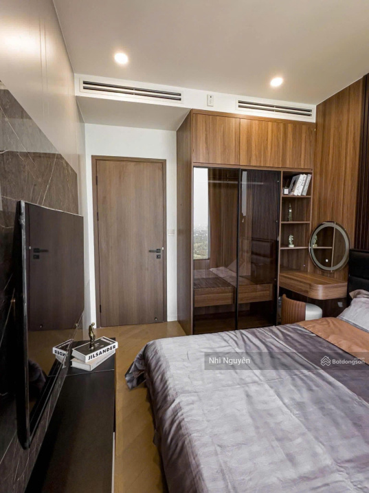 Modern 2-Bedroom Riverside Apartment with Luxury Interior