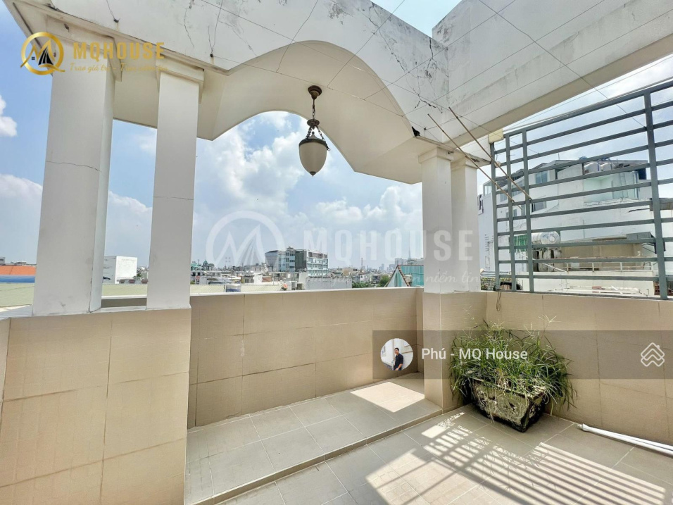 Spacious 2-Bedroom Penthouse with Large Balcony