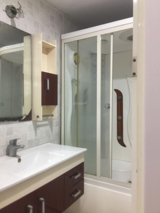 Spacious 3-Bedroom Apartment with Modern Bathroom