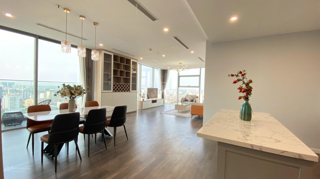 Spacious 3-Bedroom Apartment with Full Glass Windows and Modern Furnishings