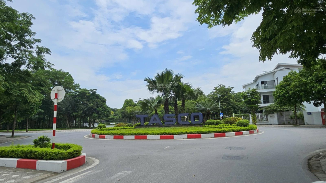 Large 4-Floor Corner Villa with Business Potential