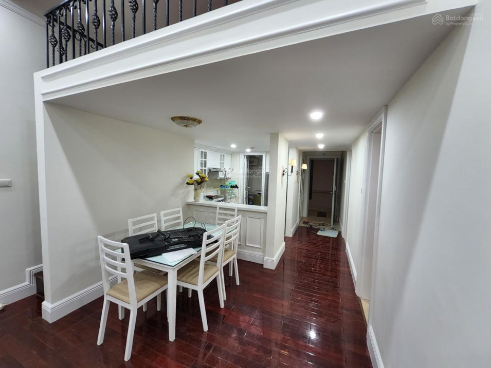 Spacious 2-Bed Manor Apartment with Modern Design