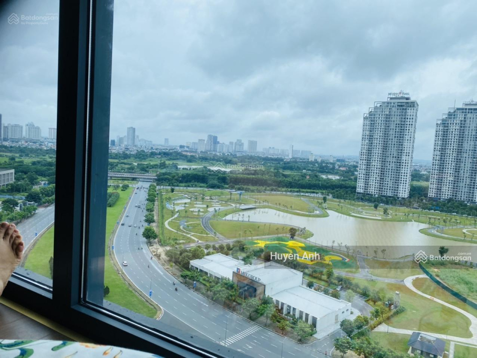 Spacious 3BR Corner Unit with Park View