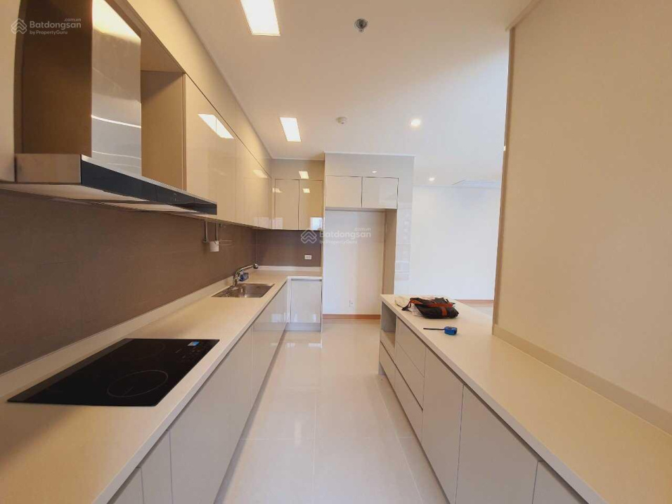 Spacious 2BR Apartment with West Lake View