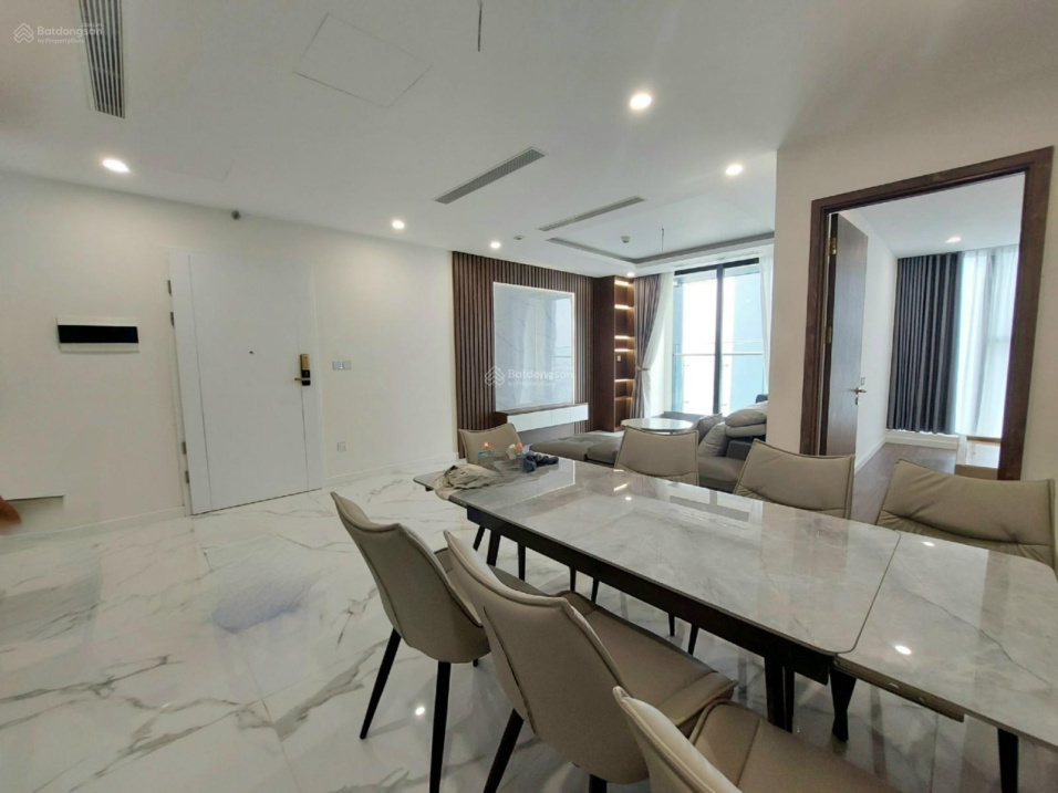 Spacious 3-Bedroom Apartment with Golf Course View