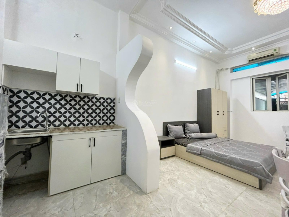 Modern Studio Near Airport with Kitchen