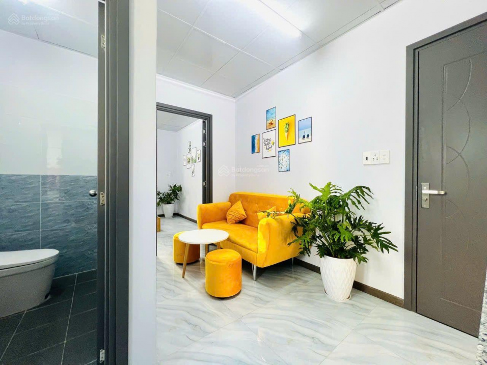 Modern 1-Bedroom Apartment with Elevator Access
