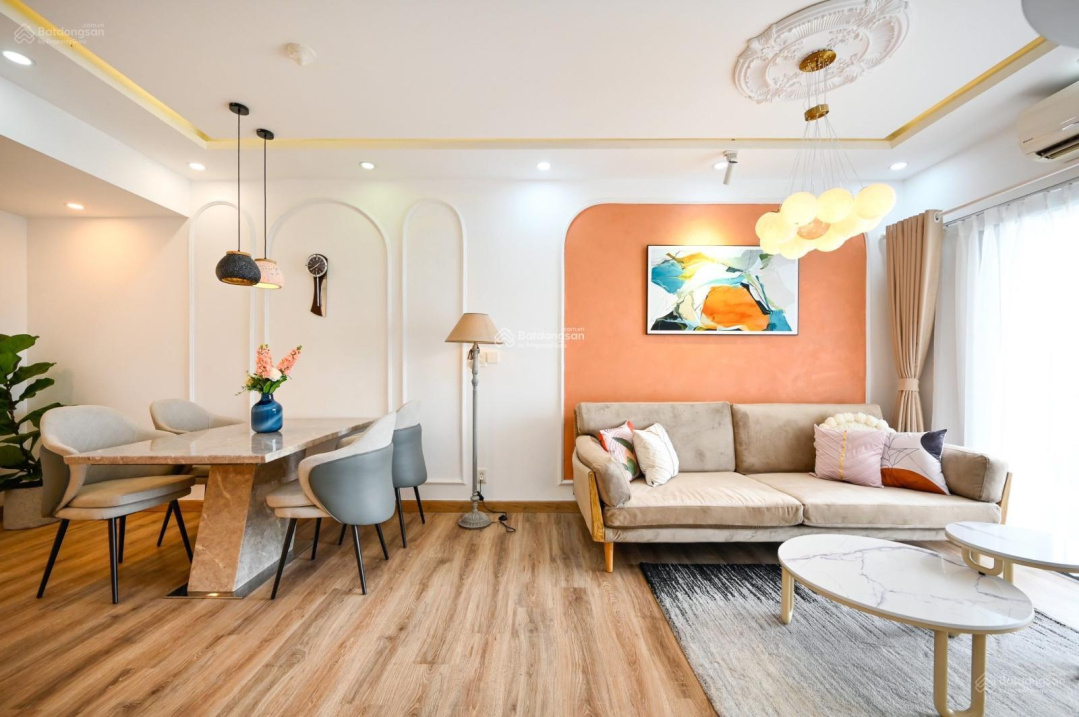 Modern 2-Bedroom Apartment with Designer Interior