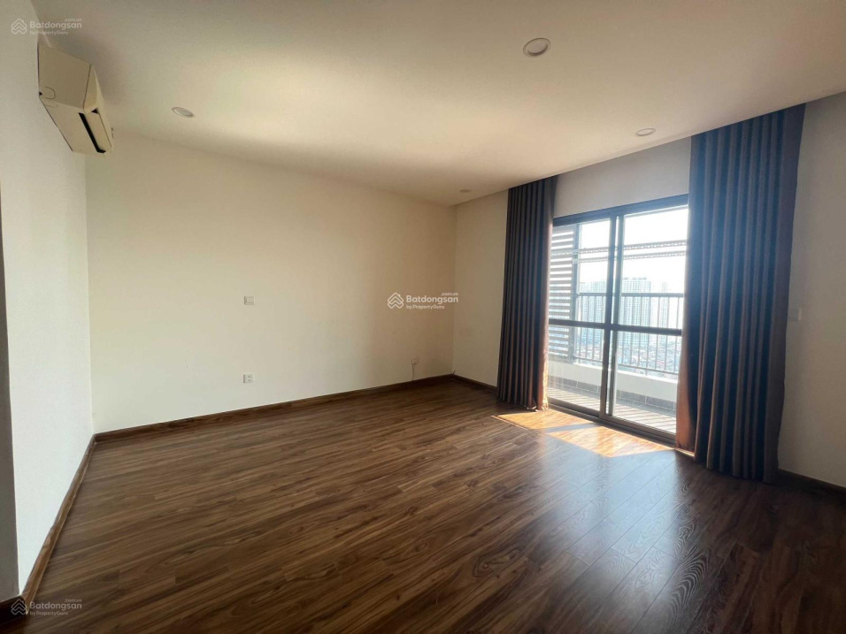 Spacious 3-Bedroom Apartment with Basic Furnishings