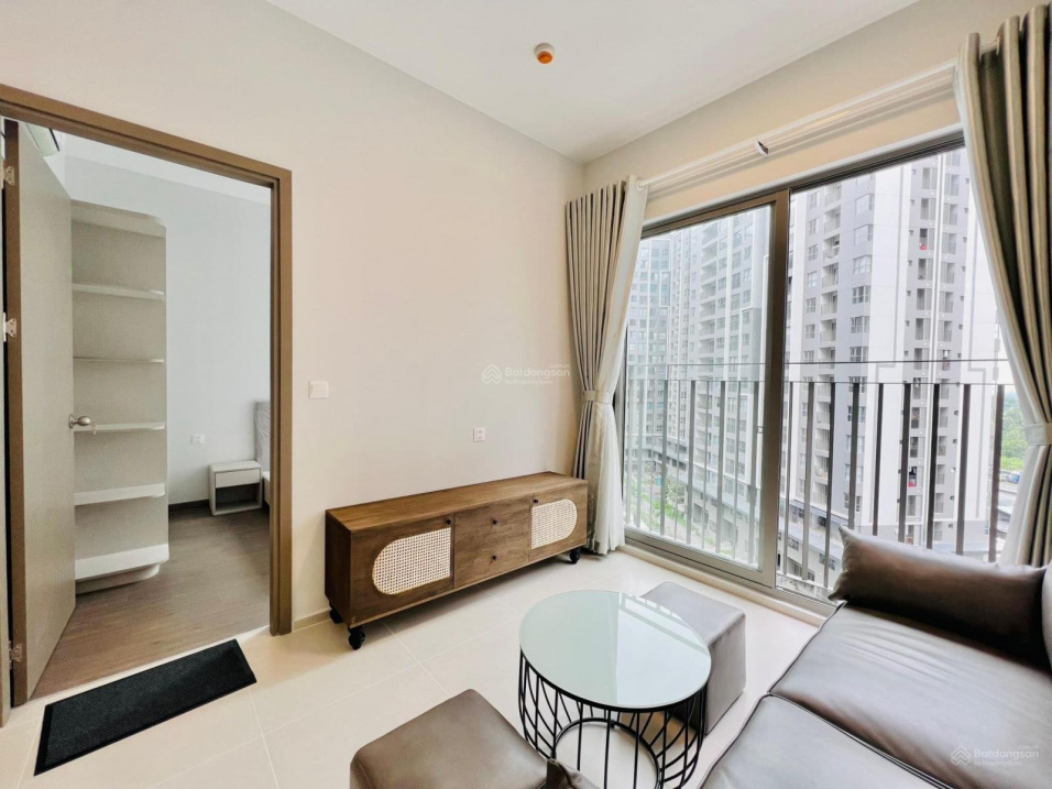 Modern 2-Bed Apartment with Pool View