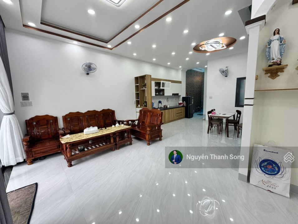 Spacious 4-Bedroom House with Mountain Views