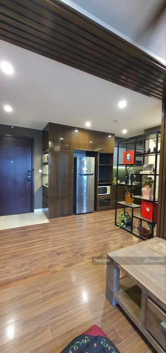 Modern 2-Bed Apartment with Pool View