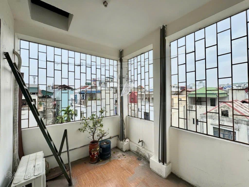 6-Floor Townhouse with 7 Bedrooms Near Market