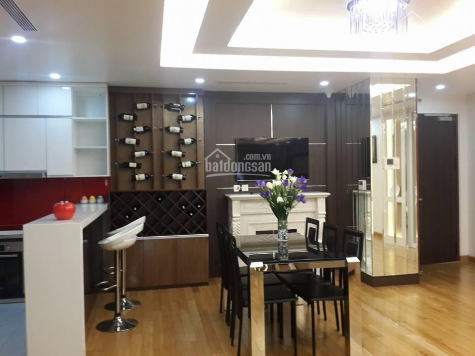 Luxurious 2-Bedroom Mandarin Apartment with Designer Interior