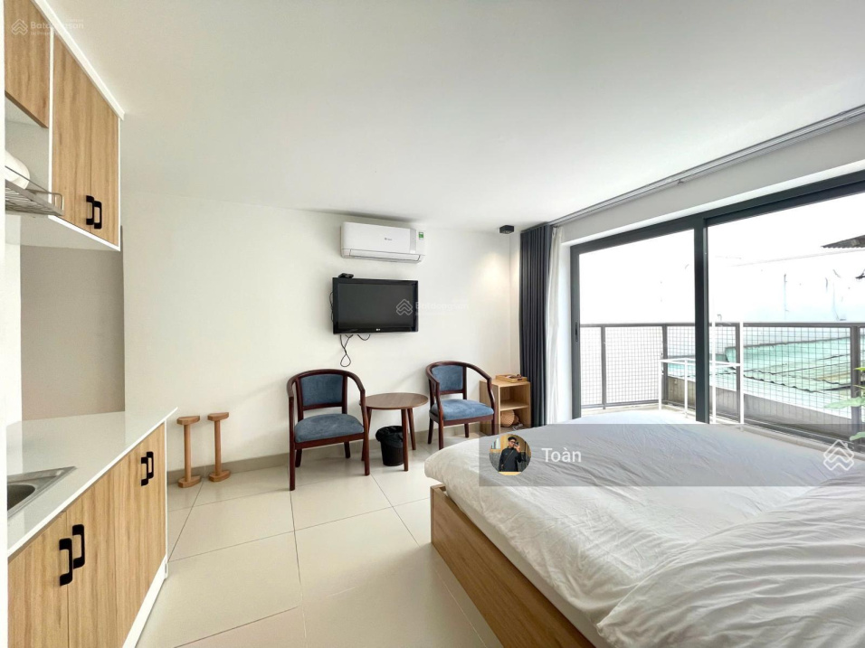 Modern Studio Apartment with Balcony in District 1