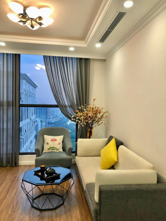 Modern 2-Bed Apartment with Lake View