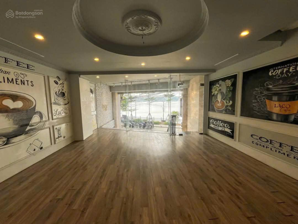 Spacious 160m² Villa with Modern Coffee Shop Design