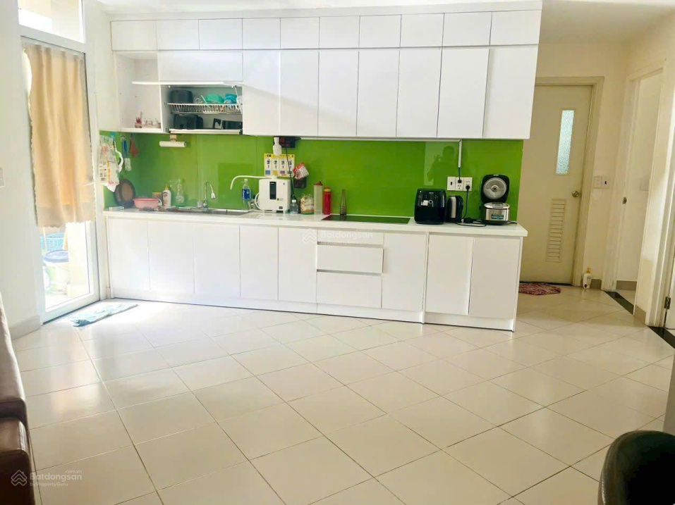 Modern 2BR Apartment with Green Kitchen