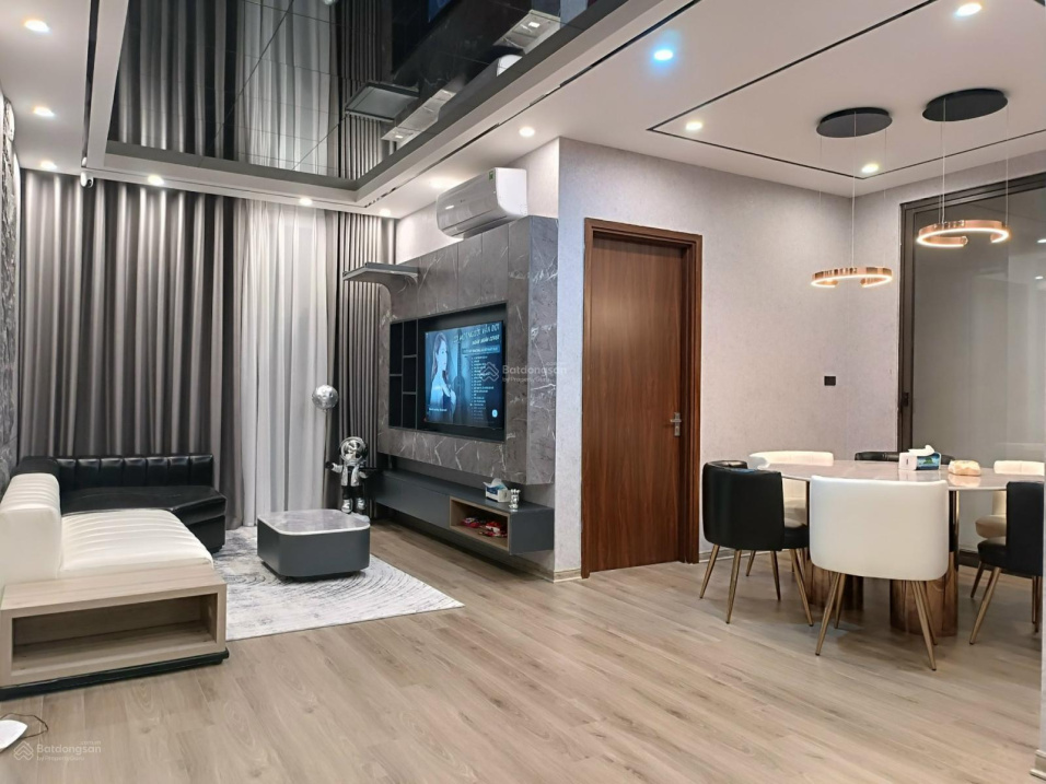 Modern 2-Bedroom Apartment with East-Facing Balcony