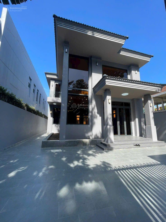 Modern 5-Bedroom Villa with Designer Interior