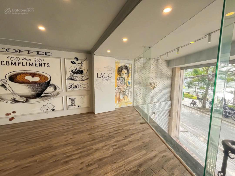 Spacious 160m² Villa with Modern Coffee Shop Design