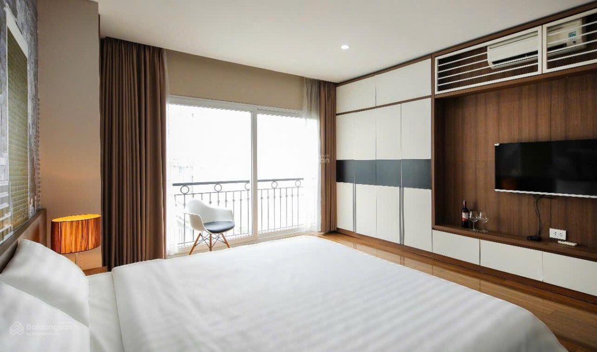 Modern 2-Bedroom Apartment with City Views