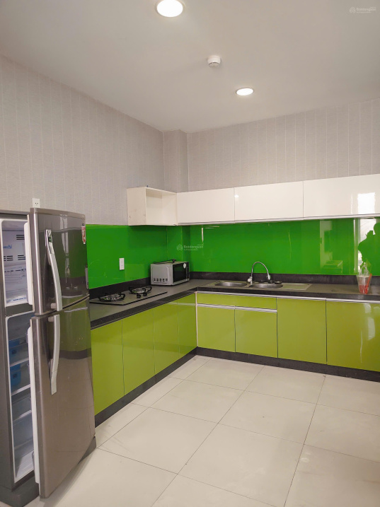 Modern 2-Bed Apartment with Green Kitchen