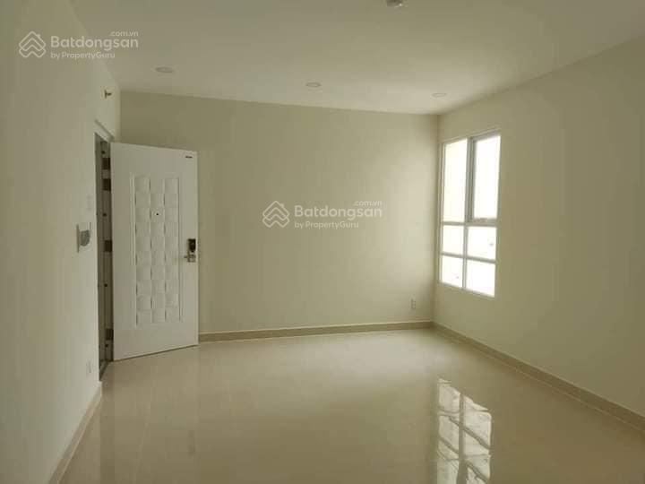 Modern High-Rise Apartment with Pool in District 8