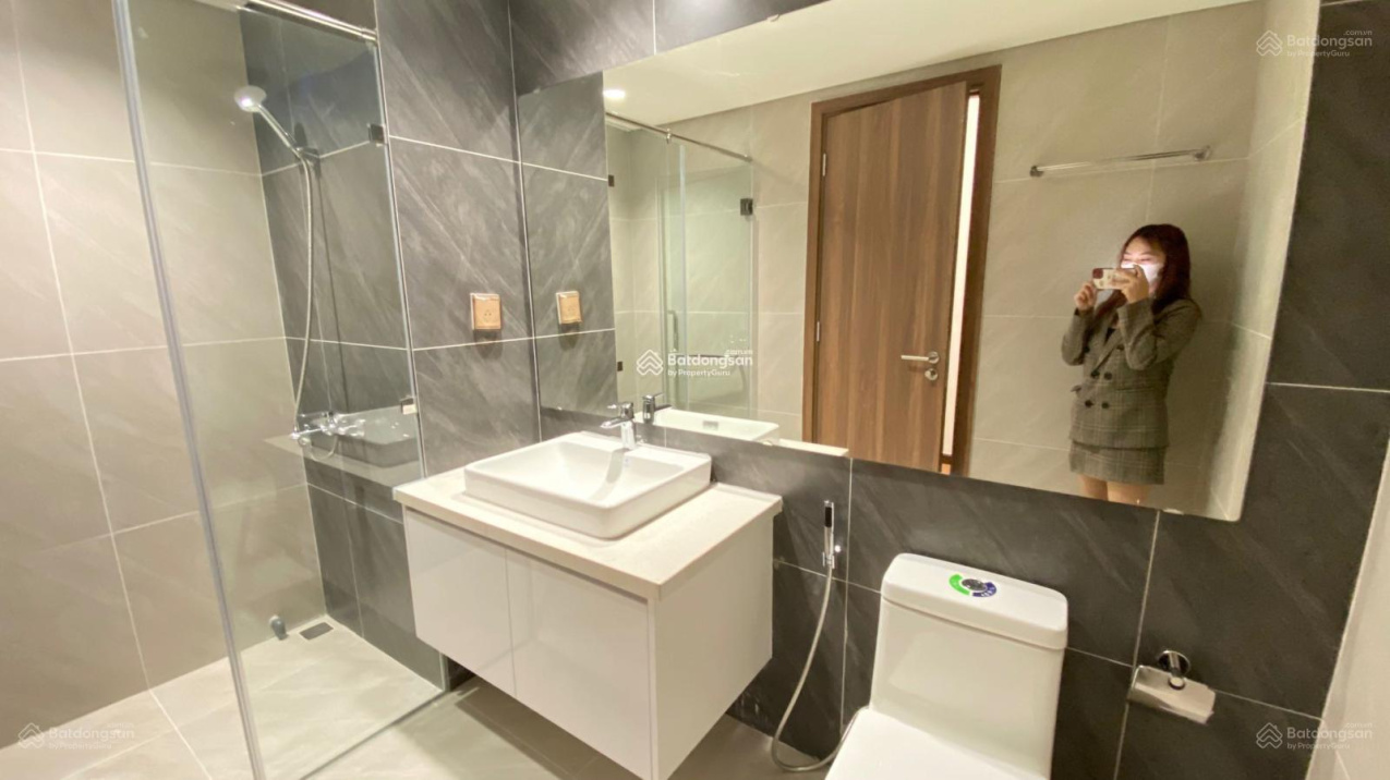 Modern 2-Bed High-Rise Apartment with City Views