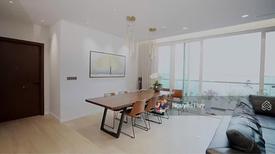 Luxury 4BR Sala Apartment with Landmark View
