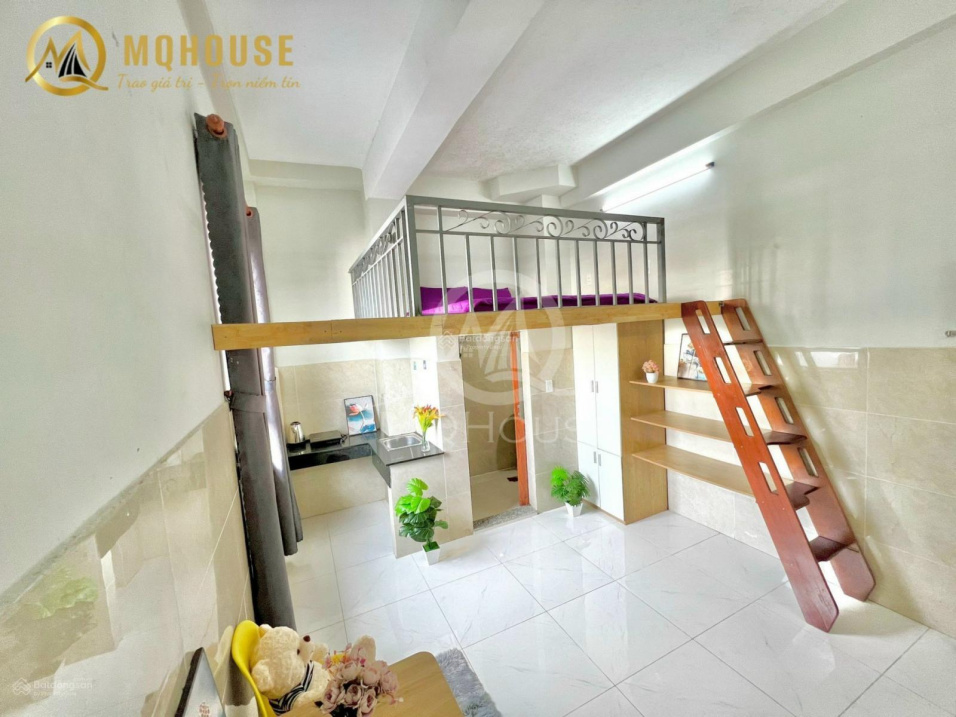 Loft-style apartment with high mezzanine near multiple districts